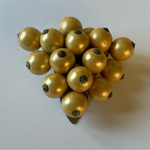 VINTAGE🗝️Champagne Faux Pearl Cluster of Grapes Scarf/Dress Clip - Picture 1 of 8